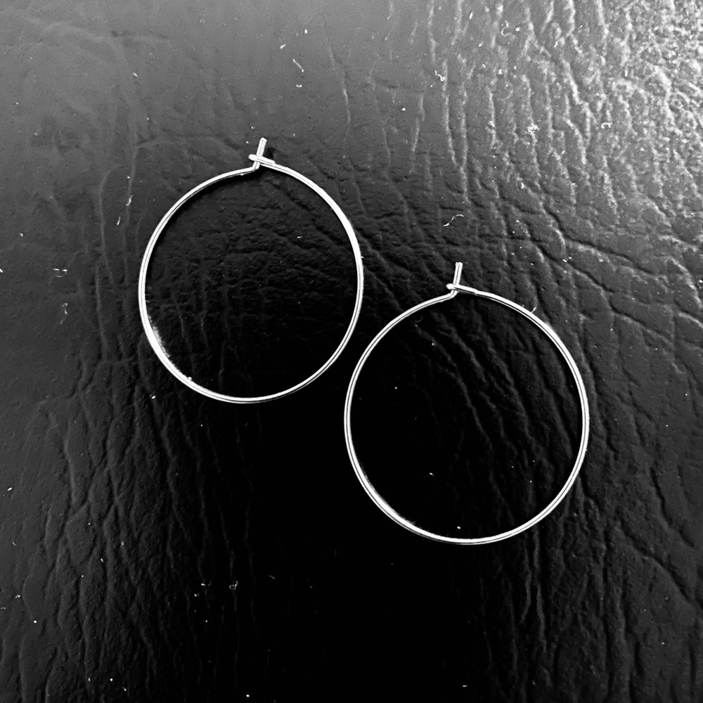 💗 Silver Wire Hoop Earrings Lightweight NEW